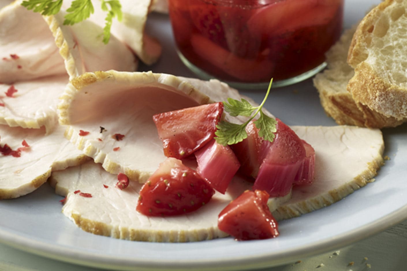 Rezept - Puten-Carpaccio mit Erdbeer-Rhabarber-Chutney und Ciabatta